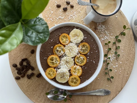 Csokoládés quinoakása banánnal és kókusszal